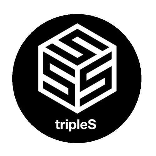 tripleS przypinka