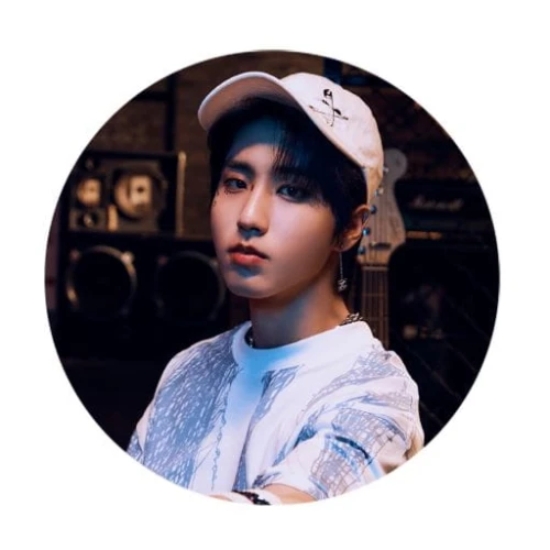 stray kids han przypinka